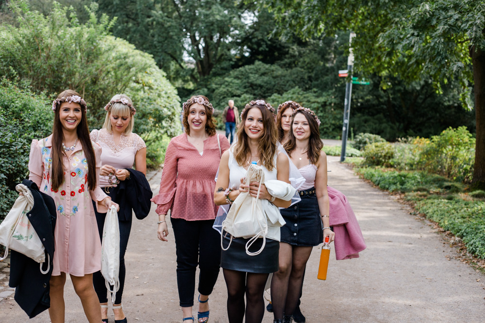 JGA-Shooting im Sommer in Planten un Blomen mit Seifenblasen
